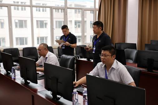 图片包含 男人, 桌子, 笔记本, 窗户 AI 生成的内容可能不正确。